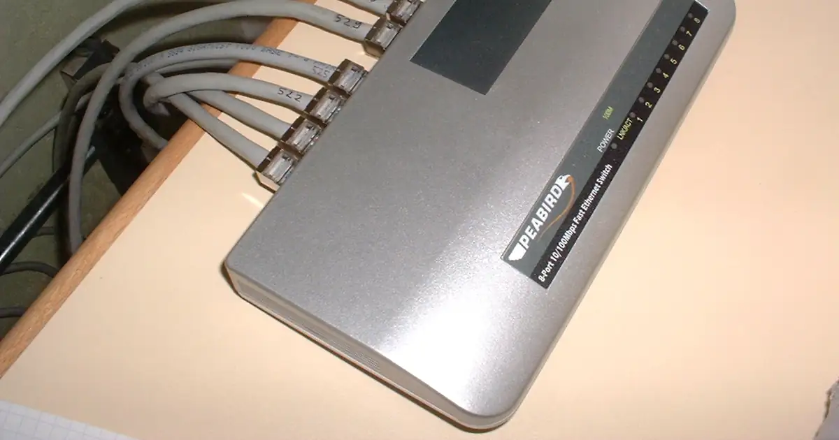 Switch réseau avec plusieurs câbles Ethernet branchés, à vérifier lors d’un dépannage