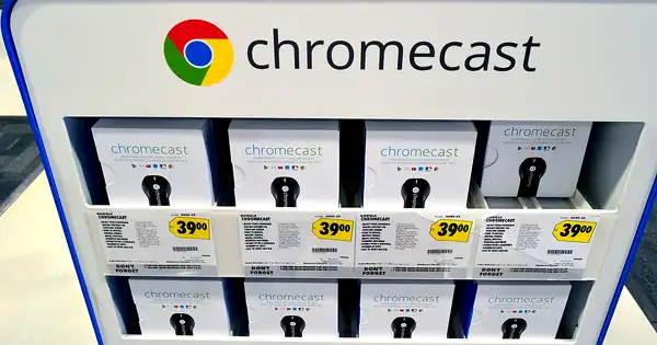 Présentoir de clés Chromecast en magasin, utiles pour diffuser IPTV Smarters Pro sur la TV
