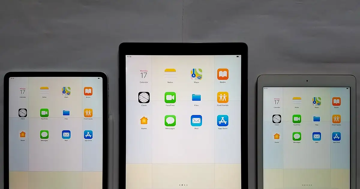 Trois iPad de tailles différentes alignés avec l’écran d’accueil iPadOS affiché