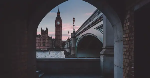 Vue sur Big Ben à Londres depuis une arche, pour regarder la télé française en voyage