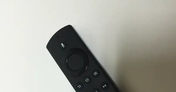 Télécommande de télévision connectée posée sur une surface claire