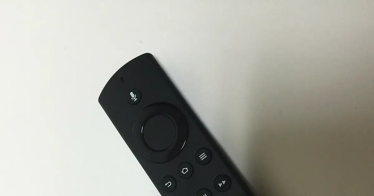 Télécommande de télévision connectée posée sur une surface claire