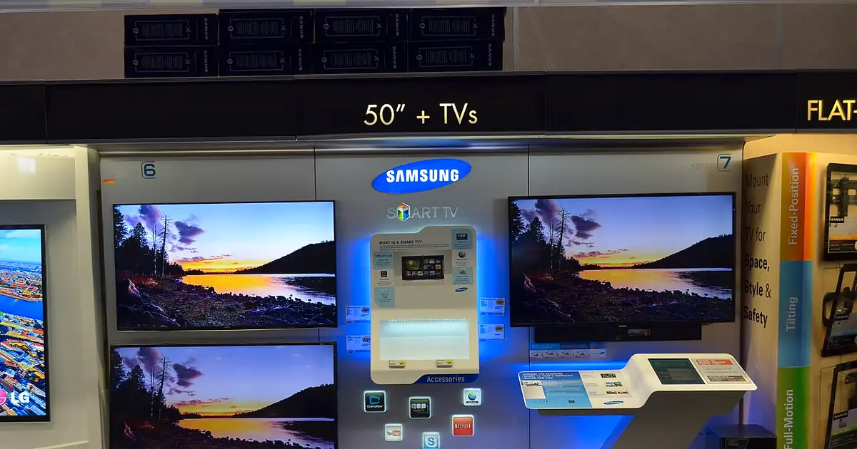 Téléviseurs Samsung Smart TV exposés en magasin avec l’écran d’accueil allumé